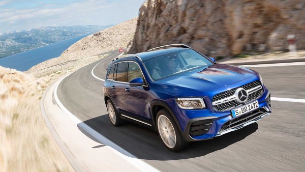 Продажбите на гиганта от Щутгарт нарастват със сравнително скромно темпо, което през ноември отстъпва доста на това при конкурента BMW. Все пак разликата между двете компании е почти 80 000 автомобила и няма как до края на годината да има разместване на върха на луксозния сегмент. 
