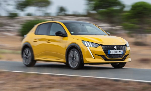 Дълги години това беше най-големият сегмент на европейския пазар - но вече не. Спадът от 20% спрямо миналата година означава, че първото място е вече за малките SUV. 
В сегмента на суперминитата девет от десетте пазарни лидера отчитат спад спрямо 2021. Изключението е Dacia Sandero, който е вече втората най-продавана нова кола в Европа и, ако тенденцията не се промени, още идния месец ще е първата.
