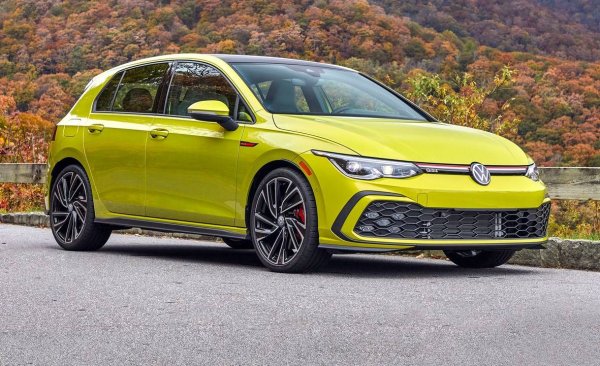 Golf, който в последните четири десетилетия е почти неизменен лидер и в този клас, и изобщо на европейския пазар, отчита пореден спад заради затрудненията с производството. Същото важи и за родствените му модели от концерна, като Seat Leon и особено Skoda Octavia, за която от чешката компания потвърдиха, че листата на чакащите вече е над една година. На този фон впечатлява пазарният ръст на Kia Ceed и XCeed. Citroen C4 също дебютира доста прилично, а Toyota Corolla се доближава все повече до първото място. 
