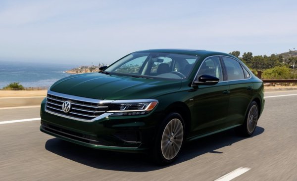 D-сегментът отчита изненадващо малък спад през първото тримесечие на 2022 - едва 4%, но основната причина е, че той вече се сви драматично в предишните няколко години. Passat (-44%) все още удържа първото място, но губи доста продажби заради вътрешната конкуренция на Volkswagen Arteon (+12%). Доста силно тръгват европейските продажби на електрическия Ford Mustang Mach-E.
