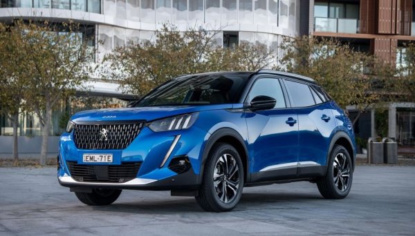 Сегментът на малките кросоувъри е новият пазарен лидер в Европа, благодарение на постигнатите 1.5% ръст на годишна база. На върха му сериозна битка водят Peugeot 2008 и Ford Puma, а Dacia Duster вероятно също ще се намеси в спора, когато най-после успее да понавакса с натрупаните поръчки. Добри продажби прави новото поколение на Opel Mokka. В данните за VW T-Roc не са включени 3,550 кабрио версии на модела, иначе той щеше да излезе на трето място. 
