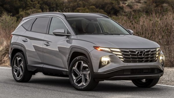 Този сегмент отчита минимален спад на годишна база, но вероятно ще навакса, като се има предвид растящото търсене за повечето от моделите в Топ 10, начело с Hyundai Tucson и особено с новото поколение на Kia Sportage. Все повече набират темпо Cupra Formentor и Renault Arkana. Трябва да отбележим, че аналитиците на DataForce разглеждат Tiguan и Tiguan Allspace като отделни модели в различни сегменти, иначе кросоувърът на VW би бил втори в класирането. 
