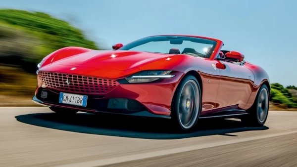 Roma е "бюджетното" Ferrari, но неговата Spider версия вдига цената достатъчно, за да попадне в Топ 25. Любопитното е, че в България са регистрирани три такива срещу само едно обикновено Ferrari Roma. 
