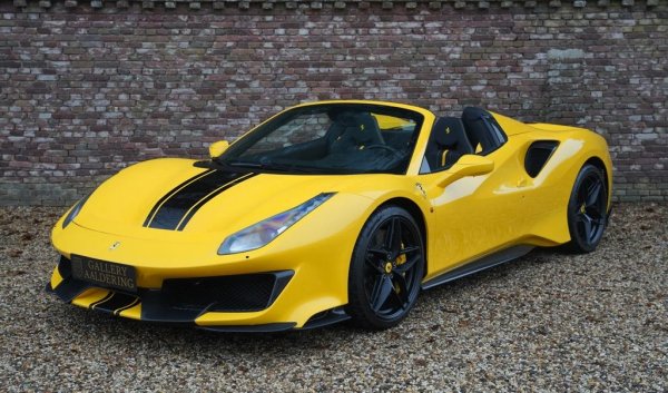 Лимитирана кабрио версия на 488 Pista, с 3.9-литров V8 с туин турбо и 710 конски сили мощност. Ускорението от място до 100 км/ч отнема 2.85 секунди, максималната скорост е 340 км/ч. Общо са произведени около 1100 бройки - Ferrari дори не казва точно колко. 
