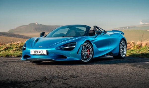 Откритата версия на 750S развива 750 конски сили и 800 Нм въртящ момент от своя 4-литров V8. И е с цели 30 кг по-лека от предишното поколение. Освен едната бройка Spider, у нас е внесен и един 750S Coupe (със стартова цена около 320,000 евро). 
