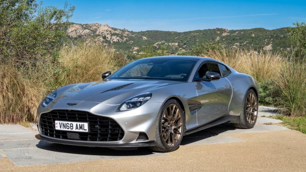 Комфортният гранд турър в гамата на Aston, с емблематичния V12 и с 835 конски сили максимална мощност. Широкото използване на въглероден композит в каросерията понижава теглото, а дизайнът е признат за един от най-елегантните в света на суперколите. 
