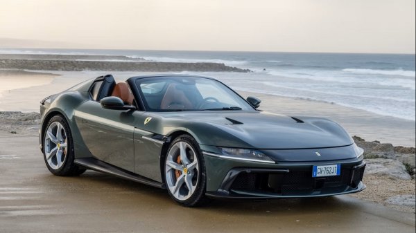 Откритата версия на 12Cilindri вдига ценовата летва с около 40,000 евро спрямо стандартното купе. Двуместният модел, вдъхновен от легендарни модели на Ferrari от 60-те, се задвижва от 6.5-литров атмосферен V12 с 830 конски сили. В България е регистрирана една бройка Spider, шест бройки 12Cilindri като нови и 2 - като употребявани. 
