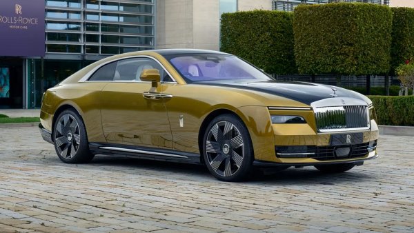 Мнозина бяха скептици за първия електрически Rolls, но вместо това Spectre се оказа забележителен пазарен успех и дори се превърна в най-продавания модел на марката в дебютната си година. Неговата Black Badge версия вдига допълнително летвата в цената. В България през 2025 са регистрирани един обикновен Spectre и един Black Badge. 
