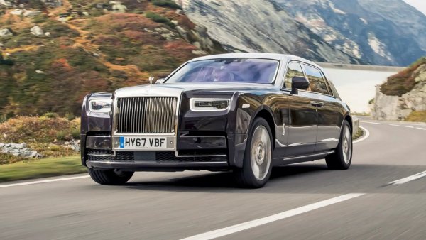 Дори и в най-силната година на Rolls-Royce на българския пазар, флагманът Phantom си остава достатъчно ексклузивен, само с една регистрирана бройка. Тук стартовата цена е фикция: Phantom е колата с най-много поръчкови индивидуални елементи на световния пазар. 
