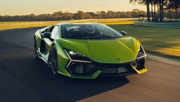 Наследникът на Aventador най-сетне стигна и до България, и то в цели четири екземпляра. С 6.5-литров v12 с атмосферно пълнене, комбиниран с три електромотора и 3.8-киловатчасова батерия, това чудовище развива 1015 конски сили. Максималната скорост надхвърля 350 км/ч. 
