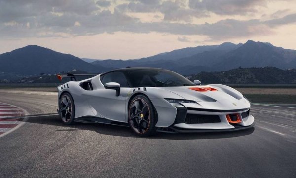 Хибридният флагман на Ferrari клони към половин милион евро дори в серийната си разновидност. А ХХ Spider e специална лимитирана версия (599 бройки), която на практика легализира състезателен автомобил за употреба по нормални пътища. Мощността е 1030 коня, ускорението 0-100 км/ч отнема между 2.3 секунди и 2.5 секунди. Eдна от тези 599 бройки е регистрирана в България през 2025, както и една от 799-те XX Stradale, която е мъничко по-евтина. Както и 4 "обикновени" SF90 Spider. 
