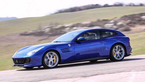 През 2011 Ferrari представи революционния си shooting brake с 2 врати, наречен FF. Това бе и първата 4х4 машина на италианците, която след мащабното си обновяване през 206, получи името GTC4 Lusso.
Lusso комбинира 4х4 задвижването на предшественика си със система за завиване на четирите колела от F12, допълнена с асистента за контрол на приплъзването от 488 GTB.

Мощността на атмосферния 6,3-литров V12 е увеличена от 660 на 690 к.с. Въртящият момент от 697 Нм е наличен между 1750 и 5750 об/мин, а максималната скорост е 335 км/ч. Цената на модела започва от около 260 000 евро.

Финалната версия GTC4 Lusso T, с 3,9-литров туинтурбо V8 от 488 GTB е малко по-евтина (226 000 евро), но със 760 Нм има повече въртящ момент, въпреки &bdquo;едва&rdquo; 610 к.с. Производството й приключи миналото лято.