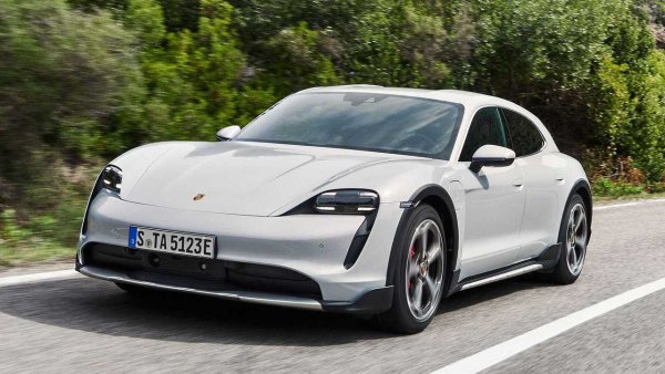 По-малко SUV, комби, шутинг-брейк, плюс електрическо задвижване: така най-накратко може да представим Porsche Taycan Cross Turismo. В сравнение с конвенционалния Taycan, тук има 47 мм повече пространство за рамената на задните пасажери, както и до 1221 литра товарен обем, зад големия капак на багажника.

Porsche представя Taycan Cross Turismo като първия си електрически CUV-модел (cross-utility vehicle). В сравнение със седана, той е с около 30 мм по-висок, а мощността на електромоторите варира от 476 до 761 к.с. Цените започват от около 94 000 евро.