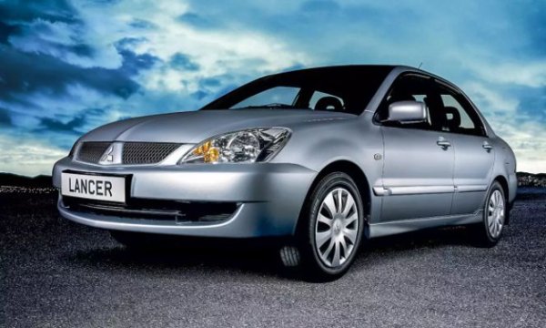 Mitsubishi Lancer IX може да има около 200 000 км пробег, но пък предлага просторен интериор, а изборът на двигатели и скоростни кутии е доста богат. Моделът се предлага с мотори с обем 1.3 литра (82 к.с.), 1.6 литра  (98 к.с.) и 2.0 литра (135 к.с.), както с механична, така и с автоматична скоростна кутия. Цената на различните версии е приблизително еднаква в момента.