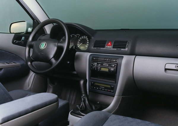 Автоматикът Aisin (O9G) върши отлична работа, като изкарва 250 000 км, без да се налагат каквито и да е ремонти. Лошото е, че се среща сравнително рядко. Първата Octavia може да се похвали също с много здраво окачване, както и каросерия, която е устойчива на корозия.