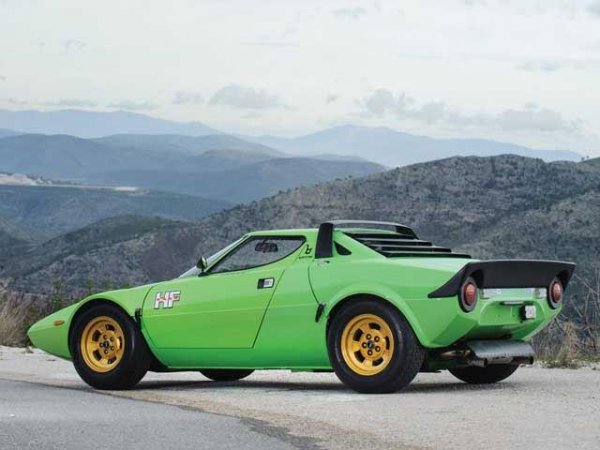 Серийната версия на Stratos е представена през 1972 година, като моторът е атмосферен V6 от Ferrari Dino &ndash;работен обем 2,4 литра с мощност 190 конски сили. От 1974 до края на 1976 Stratos е голямата звезда в световните и континенталните ралита, преди да започне налагането на FIAT 131 Abarth.
