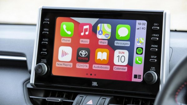 Ами нека започнем с нещо, което ни се струва доста спорно, макар да е най-малко неудачно от всички: защо, по дяволите, в автомобилната мултимедия трябва да има интеграция на приложения за чатове? Явно някой мениджър на средно ниво от автомобилна или технологична компания се е сетил, че водачите могат да бъдат разсейвани не само от смс съобщения и телефонни повиквания, но и с всякакви групови чатове в WhatsApp и досадни съобщения в Messenger.

Да, определено дозата на пристрастяване към новостите в социалните мрежи е повече от висока, но нали идеята беше новите автомобили да са по-безопасни и технологиите в тях да разсейват по-малко водачите?