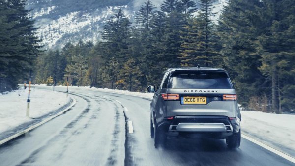 Изглежда, че има последователност, толкова сигурна, колкото приливите и отливите, когато става въпрос за автомобили: възниква необходимост от определено решение, така че дизайнерите и инженерите добавят даден аксесоар към автомобила, камиона или всъдехода. Той има полезна цел и е предназначен да изпълни неговата си цел. Следователно това е много добро нещо.

Тогава някой решава, че му харесва естетиката на въпросното нещо, но няма желание а) да го използва по предназначение или б) да "изкиха" парите, необходими за правилно проектирания оригинал. В резултат на това получавате релси на покрива, които не могат да носят нещо повече от торба с конци, защита под купето която пази колкото лист хартия или булбар, който не може да ви предпази от копито на бик, камо ли от звяра, чието име носи.