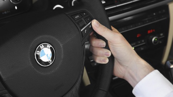 Няма начин да не сте гледали клипчето в което двама шотландци безуспешно се опитват да кажат на асансьор, нейде и Англия да ги закара до единайсетия етаж. При гласовото разпознаване в автомобилите положението е сходно: алгоритъмът на системата залага общо взето много изчистен английски език (аналогично френски, немски и пр.). И то дотолкова изчистен, че кореняк лондончанин (или бургазлия) практически няма шанс неговата гласова команда да бъде изпълнена от първия път или правилно.

Разбира се, като всяка система, гласовата също се обновява постоянно, добавяйки нови езици и акценти към алгоритмите си. Но да си кажем честно: защо трябва да чакаме ъпдейти, да настройваме говора си далеч от акцента и да си губим времето, вместо просто да натиснем един бутон? Нещо, което се прави от десетилетия...