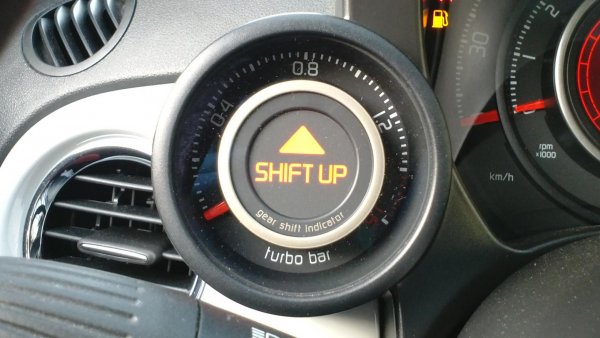 Искаме светът ни да е по-добър и различен, нали? Затова си избираме политици, които да ни ръководят и те ни карат да променим навиците си, в името на общото благо. Така, имаме компостери за битови отпадъци, ползваме икономични и екологични крушки, рециклираме и не използваме найлонови торбички, защото така ни казват, че ще помогнем светът да е по-чист и екологичен. И представете си как след всичките тези усилия, правителството решава, че ще използва въглища за електроцентралите, защото няма друго решение. Но отговорността за по-екологичния свят отново остава индивидуална за всеки от нас, който трябва да се грижи да не харчи повече ток от необходимото, иначе трябва да се чувства виновен за мръсотията.

Е, същото е и с индикатора за смяна на предавките: вместо автомобилните производители да ни предлагат наистина по-ефективни и екологични двигатели, които да харчат по-малко гориво, просто ни слагат една пиктограма на таблото, която ни казва, че не сме на правилната предавка в дадена ситуация и не шофираме ефективно. Да, благодарим ви, сигурни сме, че ще спасим света по този начин!