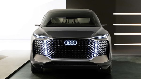 Другият голям SUV, подготвян в Инголщад, е новото Audi Q9. То ще има дължина доста над 5 метра и електрифицирани двигатели, вероятно също дизелови.