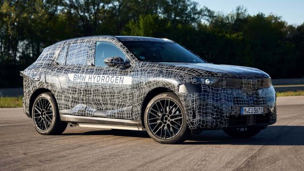 Петото поколение на баварския SUV със сигурност не се отказва от 6-цилиндровия вграден дизелов &bdquo;мек&rsquo;&rsquo; хибрид, също ще бъде сред новите попълнения на баварците. Същият агрегат ще бъде поставен и на актуализираната 7-Series, която ще излезе догодина.