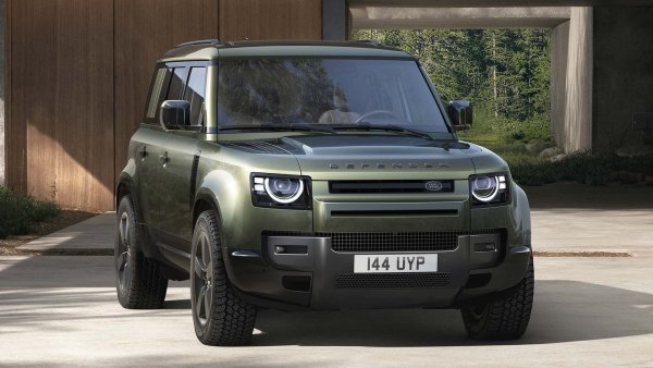 Land Rover Defender е леко актуализиран със стил и оборудване с моделната 2026 година. В гамата на всъдехода влиза 3,0-лиров, дизелов мек хибриден двигател, който поддържа мощност от 200 до 350 к.с. мощност.