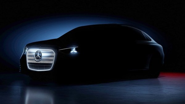 Mercedes е единственият производител, който добавя дизелов &bdquo;мек&rsquo;&rsquo; хибрид към дизеловия plug-in хибрид. През 2026 се очаква марката с трилъчева звезда в емблемата да залага много на C-Class &ndash; седан и комби, с 2,0-литров дизелов &bdquo;мек&rsquo;&rsquo; хибрид, развиващ от 163 до 265 к.с. Много вероятно е и потвърждението на същия турбодизелов двигател в plug-in хибридна версия с над 300 к.с. Остава да видим дали мощността и капацитетът на батерията ще бъдат увеличени.