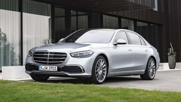 Актуализация на стила през 2026 също така предстои на флагманите GLS и S-Class, който няма да се откажат от използването на 3,0-литров &bdquo;мек&rsquo;&rsquo; хибриден дизел от почти 400 к.с. 