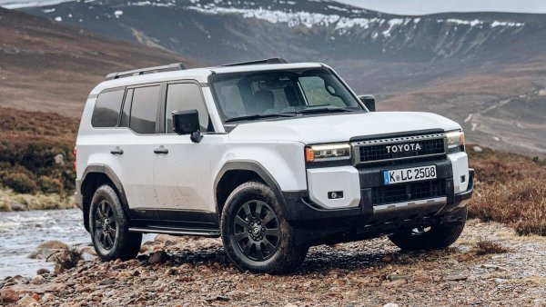 Японският производител е най-новият поддръжник на мекия хибриден дизелов двигател, като само преди дни обяви поставянето му под капака на истински офроудър. Toyota всъщност официализира пристигането през 2026 на своята версия Land Cruiser in Hybrid 48V, оборудвана с  4-цилиндров турбодизел с 205 к.с. с допълнителна електрическа тяга от 15 к.с.