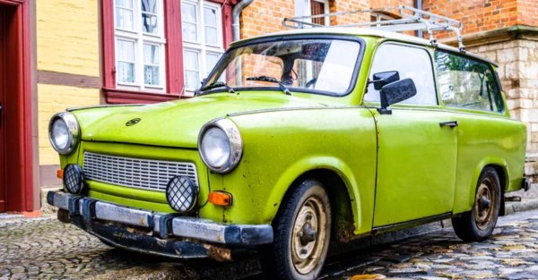 Някои автомобили са широко известни и обичани или мразени, докато други не предлагат крайна оценка. Trabant е поредният автомобил, познат най-вече на любителите на странни превозни средства и феновете на съветската епоха. Германската демократична република (ГДР), или Източна Германия, произвежда Трабант като социалистически народен автомобил от 1957 г. до 1990 г. Това е малък автомобил с недостатъчна мощност и лошо оборудване. 

ГДР не е известна със своята производствена мощ. Трабантът е произведен от държавна фабрика и е конструиран с най-ниските спецификации. Колата разполага с 2-цилиндров, 2-тактов двигател с обем от едва 600 кубика и около 26 конски сили. 
Трабант няма опции, които да предлагат различни функции. Дими, неудобен е, трака и е твърде малък. Освен това човек трябва да чака близо 10 години, за да се сдобие с такава кола през социализма.
Освен това, тъй като металът и другите суровини са в недостиг в източния блок през този период, купето на Трабант е изградено от дуропласт &ndash; микс между картон и пластмаса. Да, колата няма да ръждяса, но производителят на гарантира, че няма да се разпадане.
