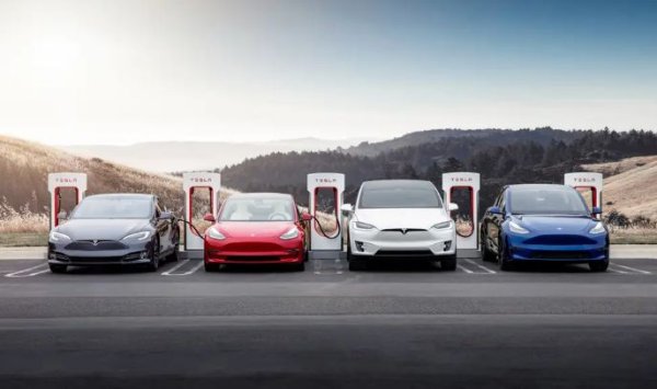 Tesla трябва да обърне внимание на множество сегменти. Това изисква по-широка и актуална гама. Model S вече е на 12 години, следван от Model X на 8. Model 3 беше представен през март 2016 г., докато Model Y - най-новият продукт на марката, се появи на пазара през март 2019 г. Като цяло средната възраст е 8,1 години и предизвикателството е да се запази привлекателността и рентабилността в други сегменти като пикапи, камиони и малки автомобили