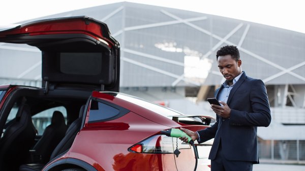 Една от основните характеристики, които позволиха на Tesla да успее, е нейната гъвкавост/подвижност. Когато едно стартиращо предприятие се превърне в &bdquo;Inc.&ldquo;, обикновено има повече хора, включени в процесите, с преки последици за времето и разходите. 