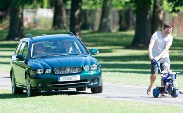 Защо на първо място е Jaguar? Много просто, фирменият British Racing Green е един от най-известните автомобилни цветове на света. Освен това, щаб-квартирата на компанията е в Ковънтри, което е съвсем близо до Ирландия.

Комбито X-Type съвсем не е най-впечатляващият модел в историята на марката. Но пък автомобилът на снимката се управлява от самата кралица Елизабет II. И това е достатъчно, колата да попадне в този списък.

Автомобилът е оборудван с V6 мотор с 231 к.с., като през февруари 2016 г. беше продаден на търг за 15 000 британски паунда. Комбито е служило на кралското семейство в продължение на 7 години, като пробегът му (при продажбата) е бил 12 231 км.