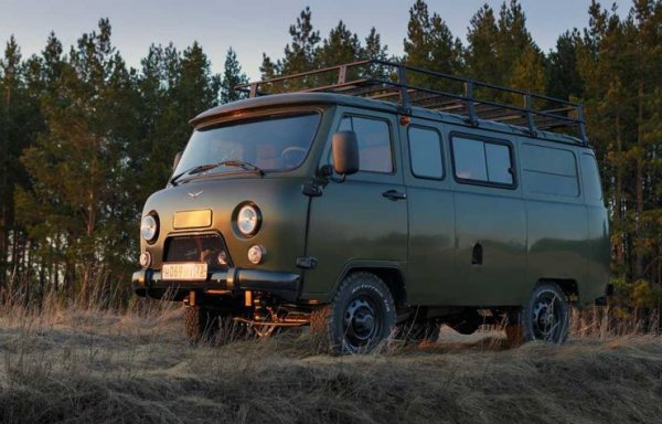 Зелените автомобили едно време бяха често срещани в бившия Съветски съюз, като легендарната &bdquo;Буханка&ldquo; не прави изключение, тъй като и тя е разработена за нуждите на армията.  Това е и един от моделите, които могат да се похвалят с дълголетие, тъй като се произвежда в завода в Уляновск от 1965 г., тоест 55 г.

Автомобилът и в момента се продава в Русия, като товарно-пътническата версия в характерния защитен цвят струва 732 000 рубли (около 10 200 долара).