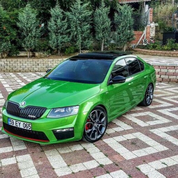 Един от най-впечатляващите модели в историята на Skoda е Octavia във версията RS. В случая става дума за третото поколение на модела, което се предлагаше в цвят Rally Green.

Автомобилът е оборудван с 2,0-литров турбомотор с 220 к.с., като е достъпен не само кат лифтбек, но и като комби.