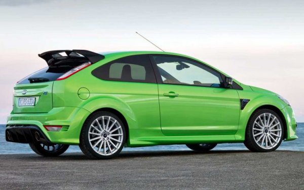 Помните ли второто поколение на Ford Focus RS, произвеждано през периода 2004-2011 г? Един от основните ходове на маркетолозите на бранда беше предлагането на модела в отровно-зеления цвят Ultimate Green.

За разлика от стандартния модел, версията RS се произвеждаше единствено в завода в Заарлуи (Германия). Бесният триврат хечбек разчита на 2,5-литров турбомотор с 305 к.с., съчетан с 6-степенна механична скоростна кутия. Ускорението от 0 до 100 км/ч отнема 5,9 секунди, а максималната скорост е 263 км/ч.
