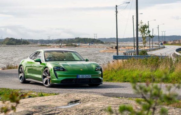За тези, които следват трендовете и новостите на пазара, терминът&ldquo; зелен автомобил&ldquo; навярно напомня за дебютиралото през миналата година Porsche Taycan. Това се дължи на две неща, като първото е, че става дума за напълно екологичен модел (електромобил) и второ &ndash; заради потресаващия оттенък Mamba Green Metallic.
Трябва да се отбележи, че доплащането за този цвят е доста скъпо &ndash; около 1000 евро. Но пък в крайна сметка, версията Taycan S, която развива мощност 761 к.с., ускорява от 0 до 100 км/ч за 2,8 секунди и изминава 400 км с едно зареждане, струва 90 000 евро.