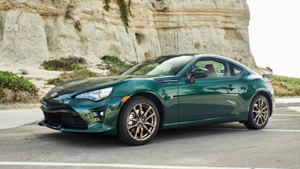 Единственият начин да получите Toyota GT86 в Hakone Green е да отидете да живеете в САЩ. Там за японското спортно купе се предлага допълнителен пакет Hakone Edition, който включва и 17-инчови бронзови джанти. Това ще ви струва 29 630 долара (или 30 350 долара с шестстепенния автоматик), като серията е ограничена на 300 бройки. За останалите желаещи автомобилът се предлага в червено или синьо.
