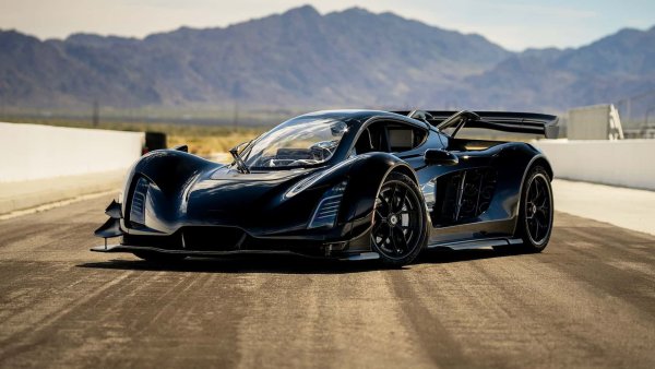 Czinger 21C в момента е най-бързо ускоряващият пътен автомобил, оборудван и с термален двигател. Той е пълен хибрид с две седалки, които са поставени в централното задно положение. Задвижва се от 2,9-литров бензинов V8 с двойно турбо и мощност 760 к.с., свързан с два предно разположени електромотори от около 500 к.с., които довеждат общата мощност до максимум 1369 к.с.

С празно тегло от около 1300 кг и 7-степенна многосъединителна последователно предаване, американското купе, построено в Лос Анджелис, докосва 350 км/ч (над 400 км/ч версията V Max) и стига 100 км/ч за 1,9 секунди. Производството е ограничено до 80 единици, като всяка струва най-малко 2 милиона евро, без данъци.
