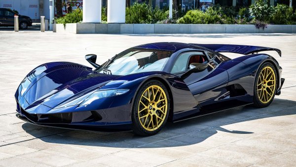 Японската Aspark Owl е сред пионерите на електрическите хиперавтомобили, проектирани в Далечния изток и построени от 2020 в Италия от Manifattura Automobili Torino. Тук също имаме четири електродвигателя, които развиват 1980 к.с., като теглото е 2050 кг.

Резултатът е дълго и много ниско купе (4.80 и 1.00 метра), което успява да достигне 413 км/ч максимална скорост и вдига от 0 до 100 само за 1.78 секунди. 40-те екземпляра на Aspark Owl Coupe се продават на цена от 2,5 милиона евро, докато новият Aspark Owl Roadster се очаква в 20 копия, започващи от 3 милиона евро.
