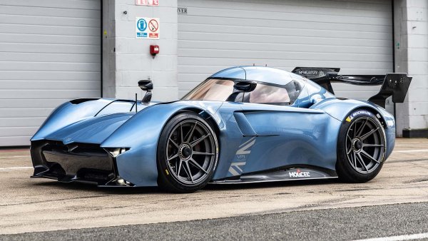 Може да изглежда странно, но лидер в тази класация на кралиците на ускорението не е една от историческите марки спортни автомобили, а цяла нова и почти неизвестна британска марка на име McMurtry. Първата работа на ирландския предприемач и милиардер Дейвид Макмъртри се нарича McMurtry Sp&eacute;irling и е компактна едноместна кола, която може да се кара както на писта, така и на пътя. 

Тя има монокок от въглеродни влакна, два електрически мотора с общо 1013 к.с., задвижване на задните колела, тегло от 1300 кг тегло и система от задни вентилатори, които я залепват към земята.
