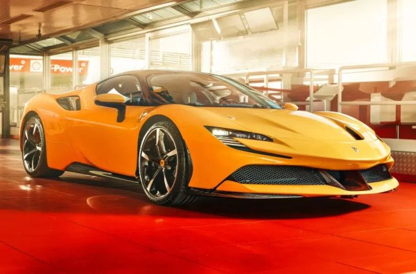 За десерт - един екстремен и невероятно красив модел, който дебютира през 2019-та и досега е песен за ушите. SF90 също има осем цилиндъра, но разликата между него и Ferrari F8 Tributo е колосална.

Това е така, защото 4.0-литровият битурбо двигател F154 (780 к.с. и 800 Nm) се подпомага от три електромотора. Единият е между ДВГ и осемстепенния преселективен "робот", а две задвижват предните колела и играят ролята на заден ход, тъй като в кутията няма задна предавка.
