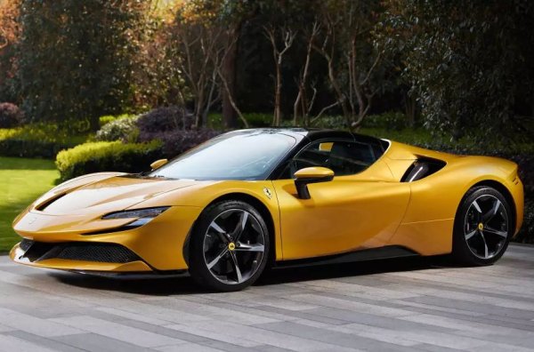 Ferrari знаят и могат да правят автомобили със задвижване на едните колела, които да реализират своя потенциал още в началото. SF90 Stradale с неговото бензиново-електрическо задвижване на четирите колела обаче е ненадминат, когато става въпрос за стремглаво ускорение! Упражнението до 100 км/ч отнема 2,5 сек, до 200 км/ч 6,7 сек, а максималната скорост е 340 км/ч.

Има и чисто електрически режим - Ferrari се превръща в автомобил с предно задвижване, може да ускори до 135 км/ч и да измине до 25 км. Системата също така има настройки Hybrid, Performance и Qualify.
