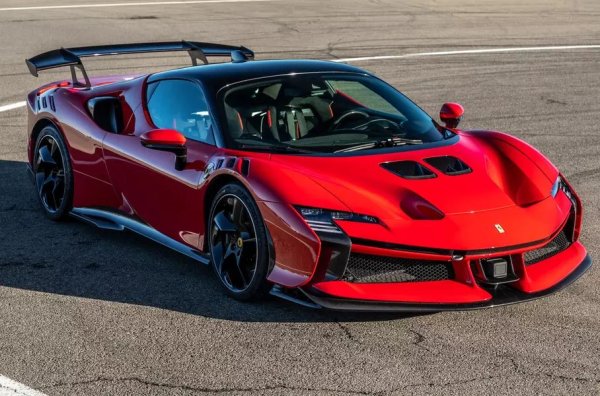 През 2023 година компанията преосмисли стратегията си за чисто пистовата програма XX - като част от нея беше разработена екстремна пътна версия на SF90 Stradale. И това не е просто продукт на фабрична настройка. Извършена е огромна инженерна работа.

Купето е преработено, а конфигурацията на дъното е променена. Крилото, което само по себе си изглежда като произведение на модерното техно изкуство, създава 315 кг притискаща сила при скорост от 250 км/ч.
