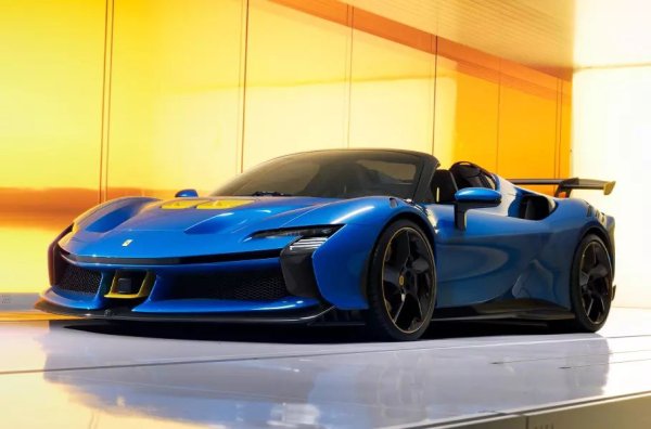 Хибридната система е подобрена, макар и не глобално. ДВА е форсиран до 797 к.с. и 804 Нм, електромоторите също са по-мощни от тези на стандартния модел. В резултат на това пиковата мощност достига 1030 к.с.

Калибрациите на роботизираната скоростна кутия са променени, което прави реакциите на хиперавтомобила по-остри. Темпераментът е още по-весел. Купето ускорява от 100 км/ч за 2,3 сек, а до 200 км/ч за 6,5 сек (на Spider му трябват 6,7 сек).