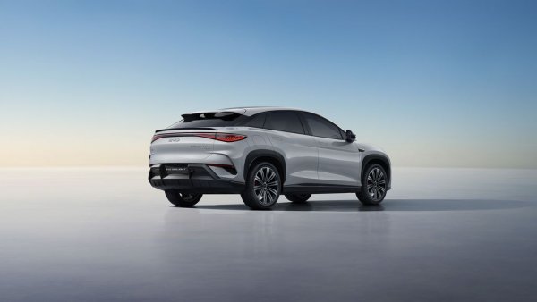 Най-мощната версия предлага 530 конски сили, 4.5 секунди от 0 до 100 км/ч и 215 км/ч максимална скорост. Всички автомобили на BYD ползват собствени батерии на концерна, като за европейския пазар те са най-често литий-желязофосфатни Blade. При Sealion 7 скоростта на зареждане е до 150 киловата. 