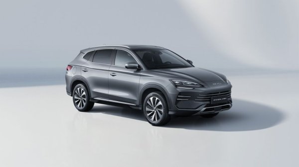 Вторият модел, с който BYD стартира в България, е за хора, които не са още готови за електрическо задвижване. Seal U DM-I е плъг-ин хибрид с 1.5-литров бензинов двигател и един или два електромотора. В Китай този модел се нарича Song Plus, Seal U е името на експортната версия за повечето пазари, а на някои, като Австралия, моделът се нарича Sealion 6. 
Seal U е дълъг 4.78 метра, 1.89 метра е широк и 1.67 м - висок. При хибрида багажникът е по-малък, отколкото при чисто електрическата версия - само 425 литра. 
