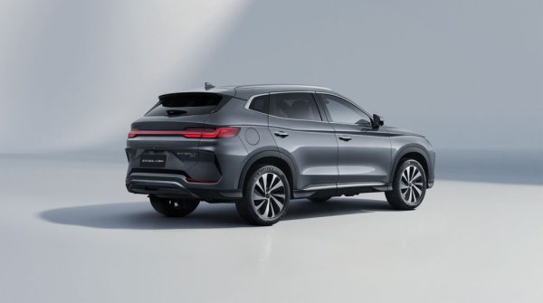 Хибридът идва в три нива на оборудване, като първите две - Boost и Comfort, са с предно предаване. Най-високото, Design, е със задвижване на четирите колела. Благодарение на допълнителния електромотор, тази версия развива 324 конски сили максимална мощност и ускорява от място до 100 км/ч за 5.9 секунди. Вариантите с предно предаване имат съответно 218 коня и 8.9 секунди. 
