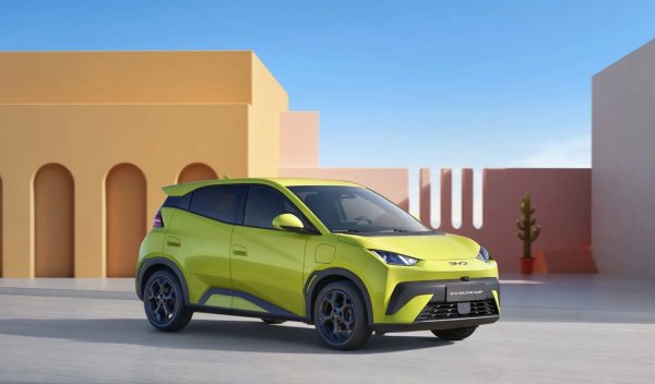 Освен Seal U и Sealion 7, с които стартират продажбите в България, BYD предлага в Европа още шест модела. Най-малкият от тях е Dolphin Surf - електрически градски автомобил с дължина 3.99 метра и ширина 1.72 метра. Багажникът побира 308 литра - горе-долу колкото първите поколения на Ford Focus. Стартовата му цена за германския пазар е около 23,000 евро. 
